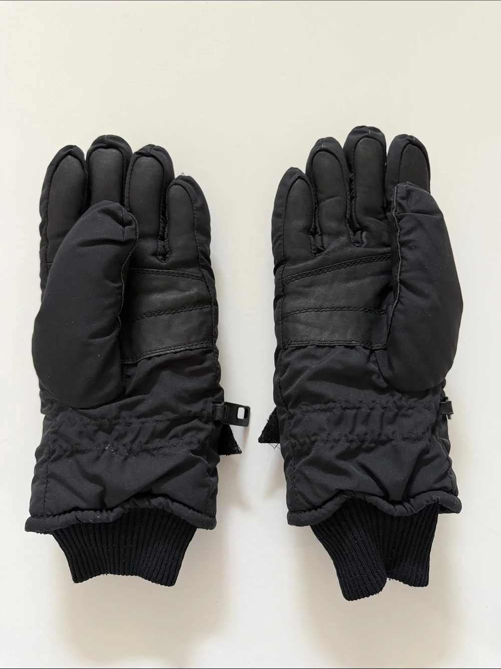 Obermeyer Women's Black Quilted Insulated Ski Gloves Wrist Straps Size L GoreTex